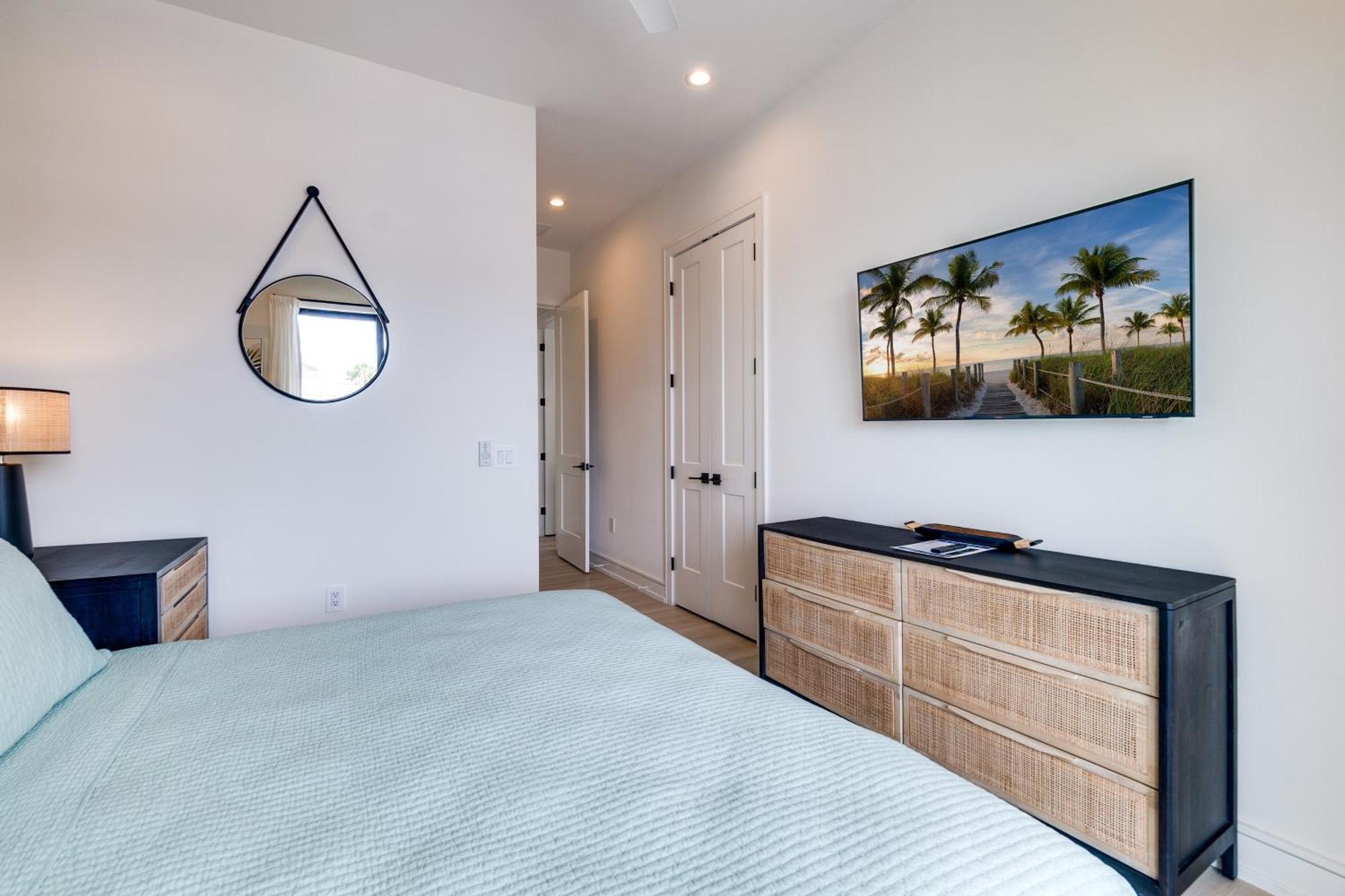 Swanky Bubbles, 9 Beds, 11 Bathrooms, Pet-friendly With A Rooftop Deck And Steps Away To The Beach! Holiday home