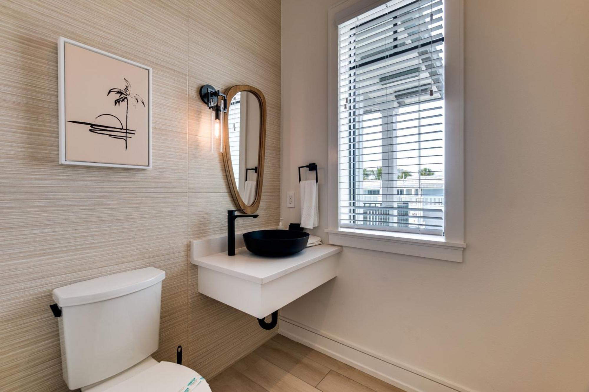 Swanky Bubbles, 9 Beds, 11 Bathrooms, Pet-friendly With A Rooftop Deck And Steps Away To The Beach! Holiday home
