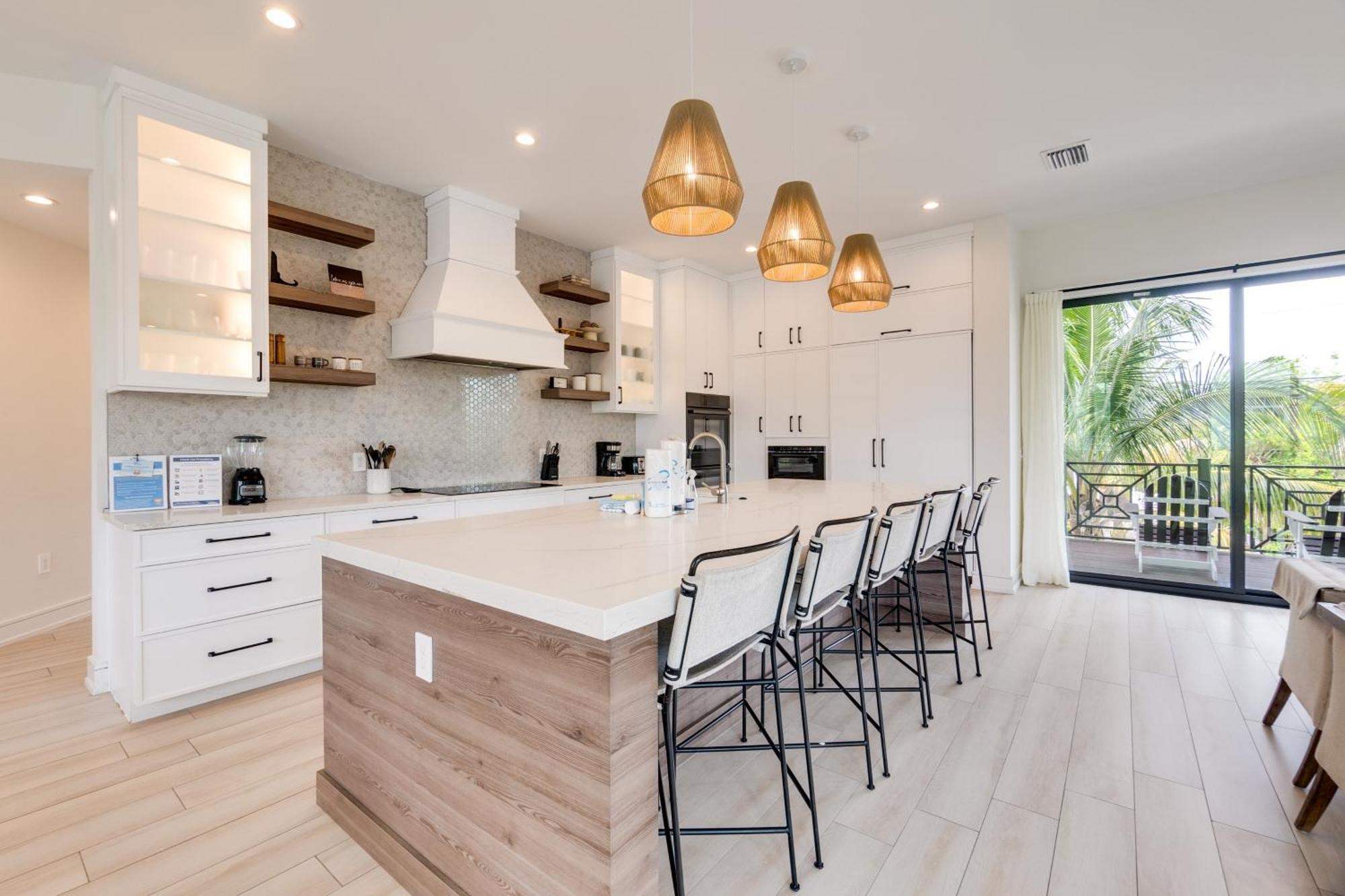 Holiday home Swanky Bubbles, 9 Beds, 11 Bathrooms, Pet-friendly With A Rooftop Deck And Steps Away To The Beach!
