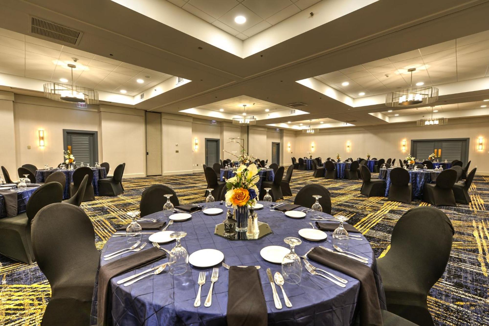 Crowne Plaza Airport By Ihg Hotel