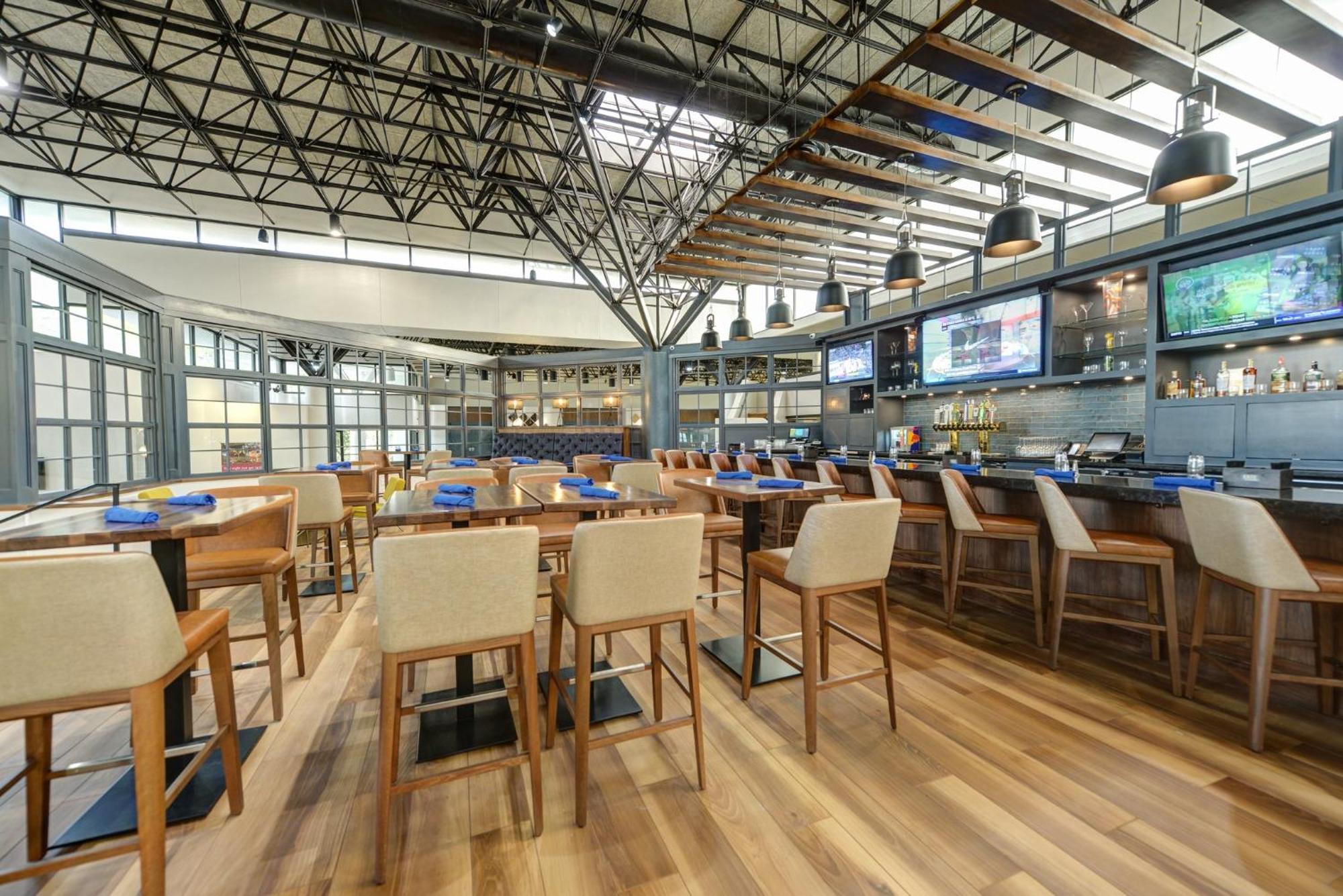 Crowne Plaza Airport By Ihg Hotel