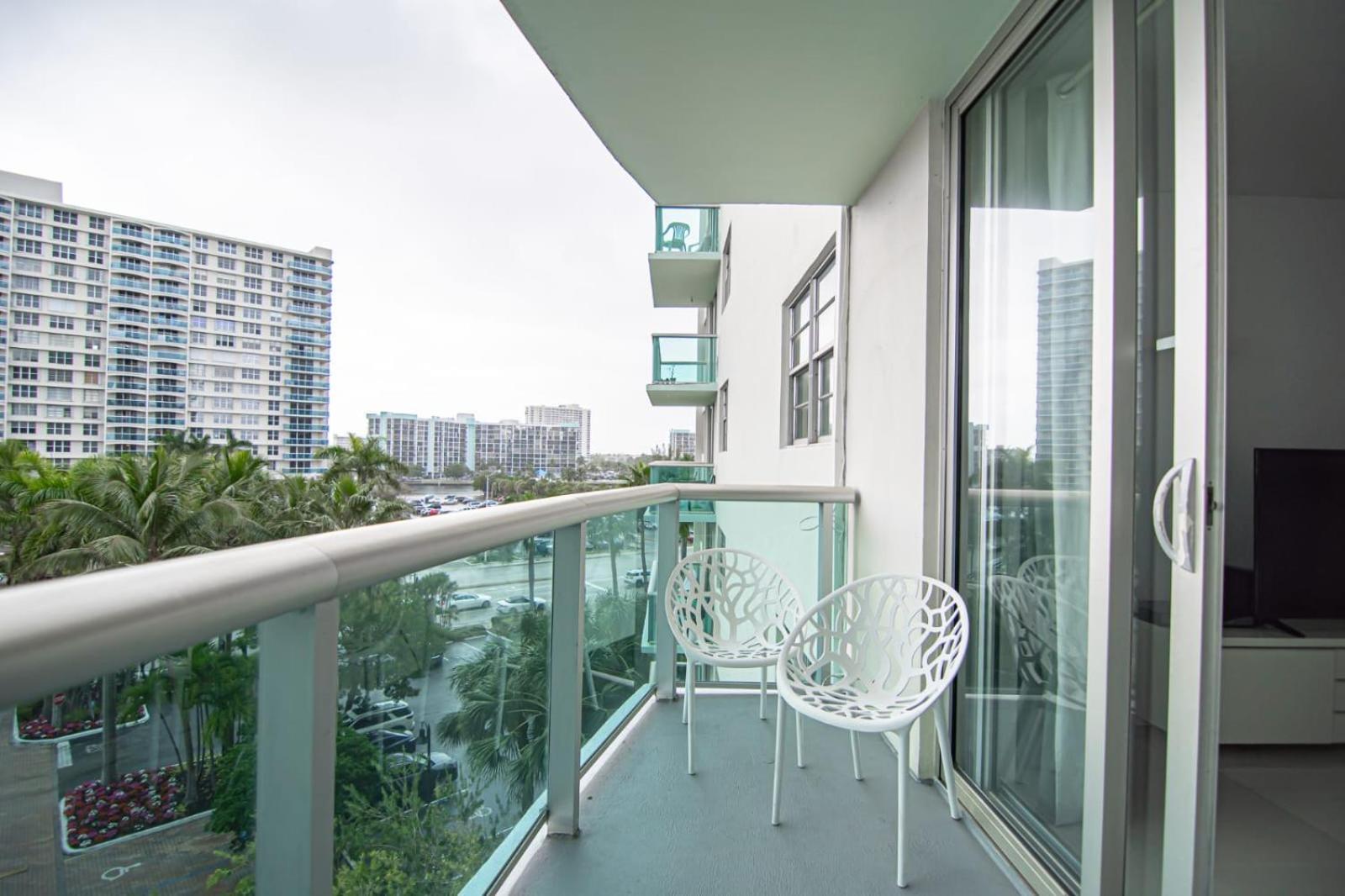 Lovely By Miami Te Espera- 5u Hollywood