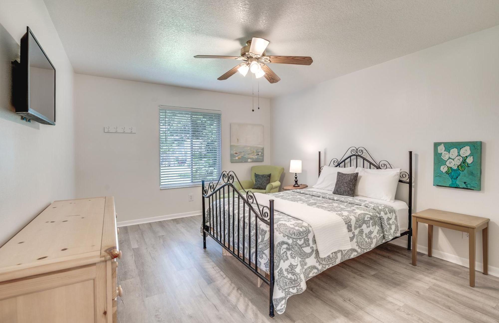 Retreat With Heated Pool And 4-in-1 Grill