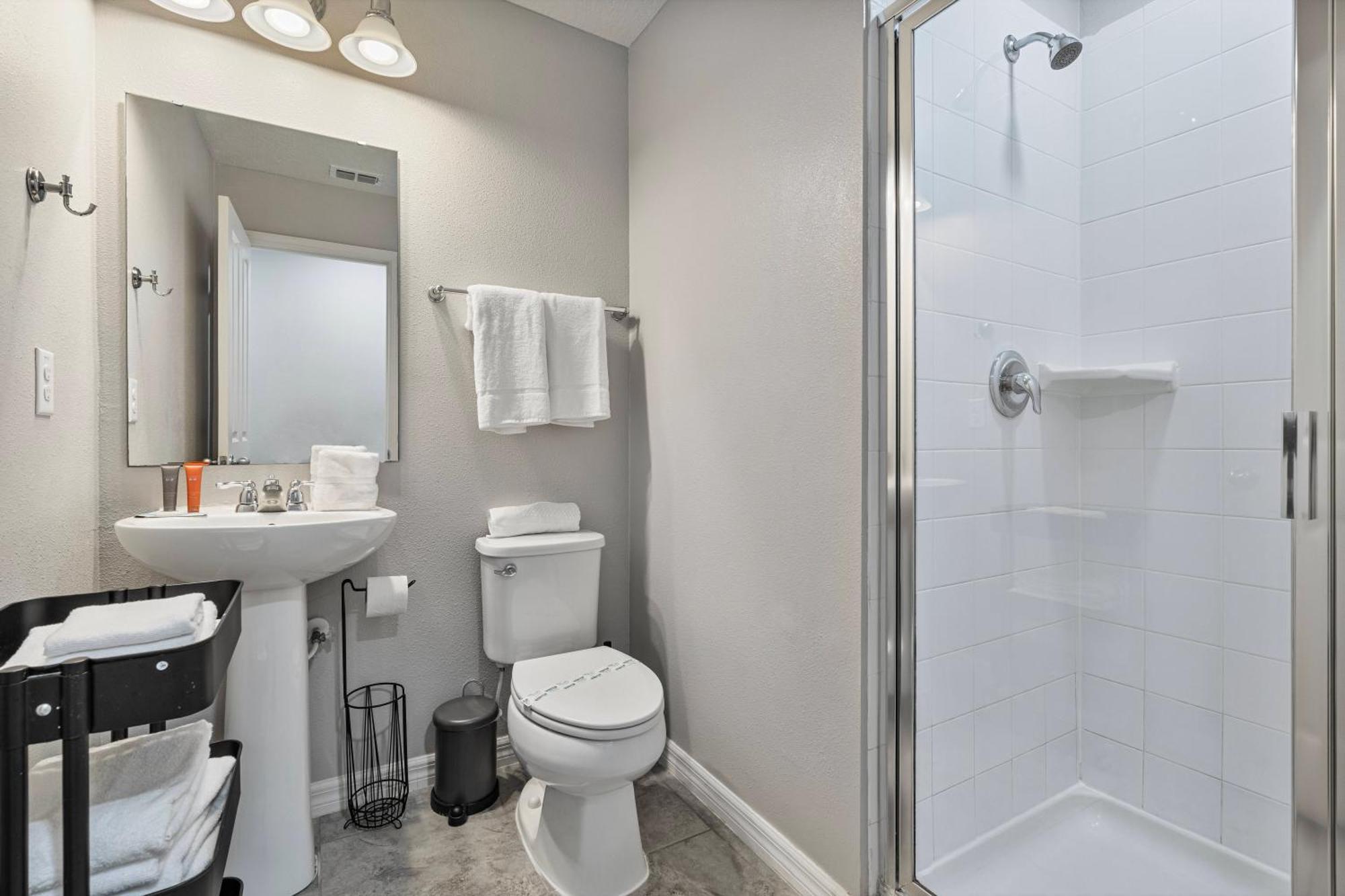 Cozy 4 Bedrooms Tranquility 8 Miles From Disney Holiday home *