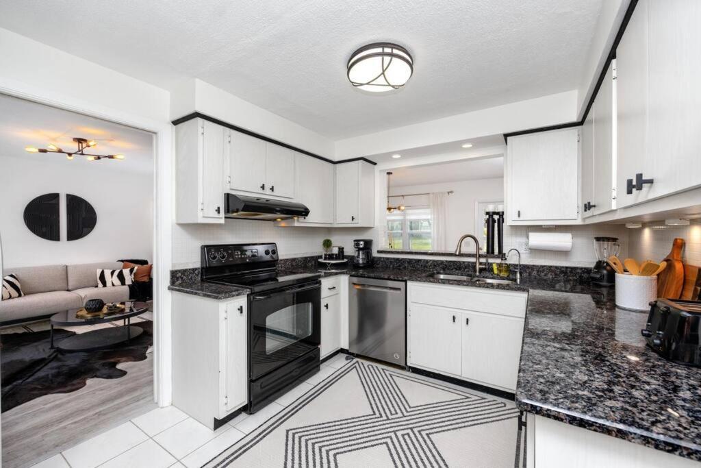 New! - Incredible With Private Heated Pool Holiday home Clearwater