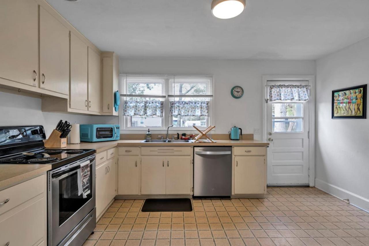 Retro By The Bay Close To Beach Eglin Petfriendly Country house