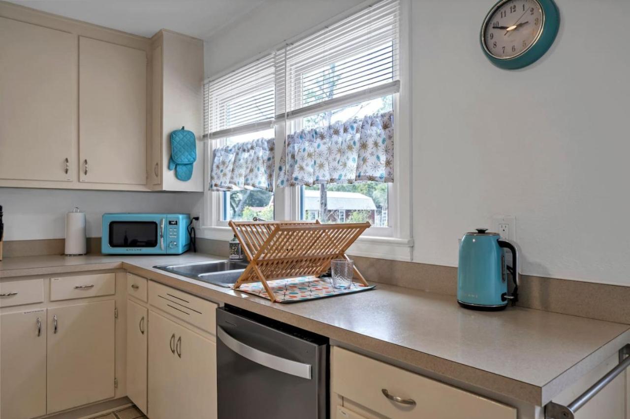 Retro By The Bay Close To Beach Eglin Petfriendly Country house Freeport