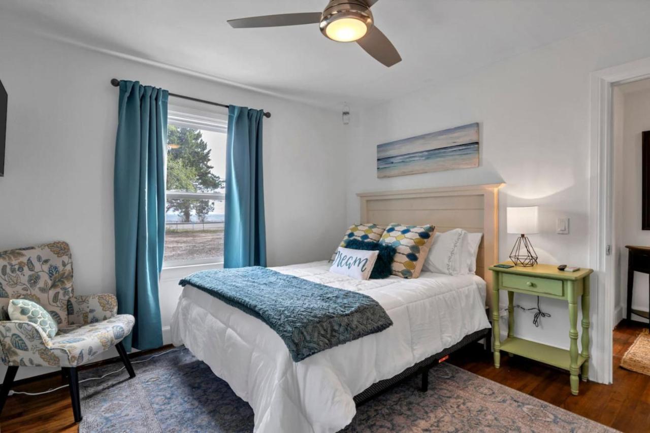 Retro By The Bay Close To Beach Eglin Petfriendly Country house Freeport