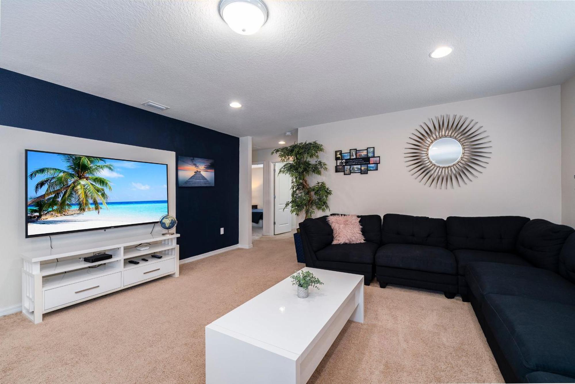 Windsor Westside Gem! Themed With Game *