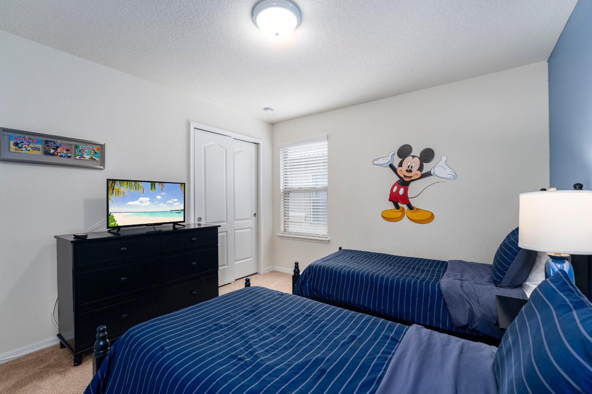 Windsor Westside Gem! Themed With Game Holiday home