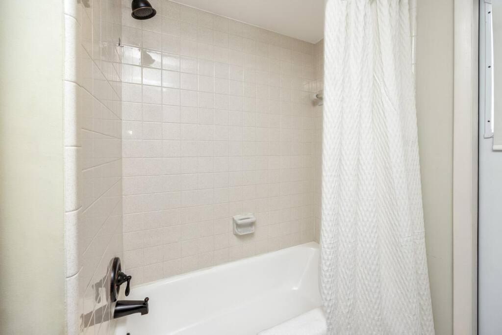 Holiday home New! - Incredible With Private Heated Pool Clearwater