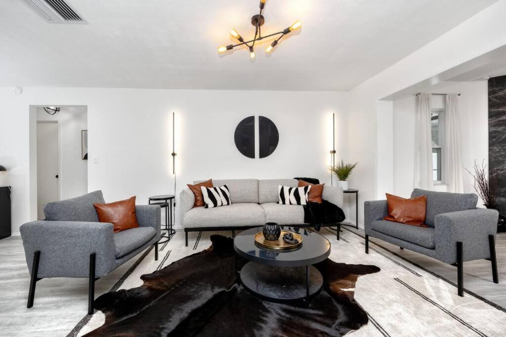 New! - Incredible With Private Heated Pool Holiday home
