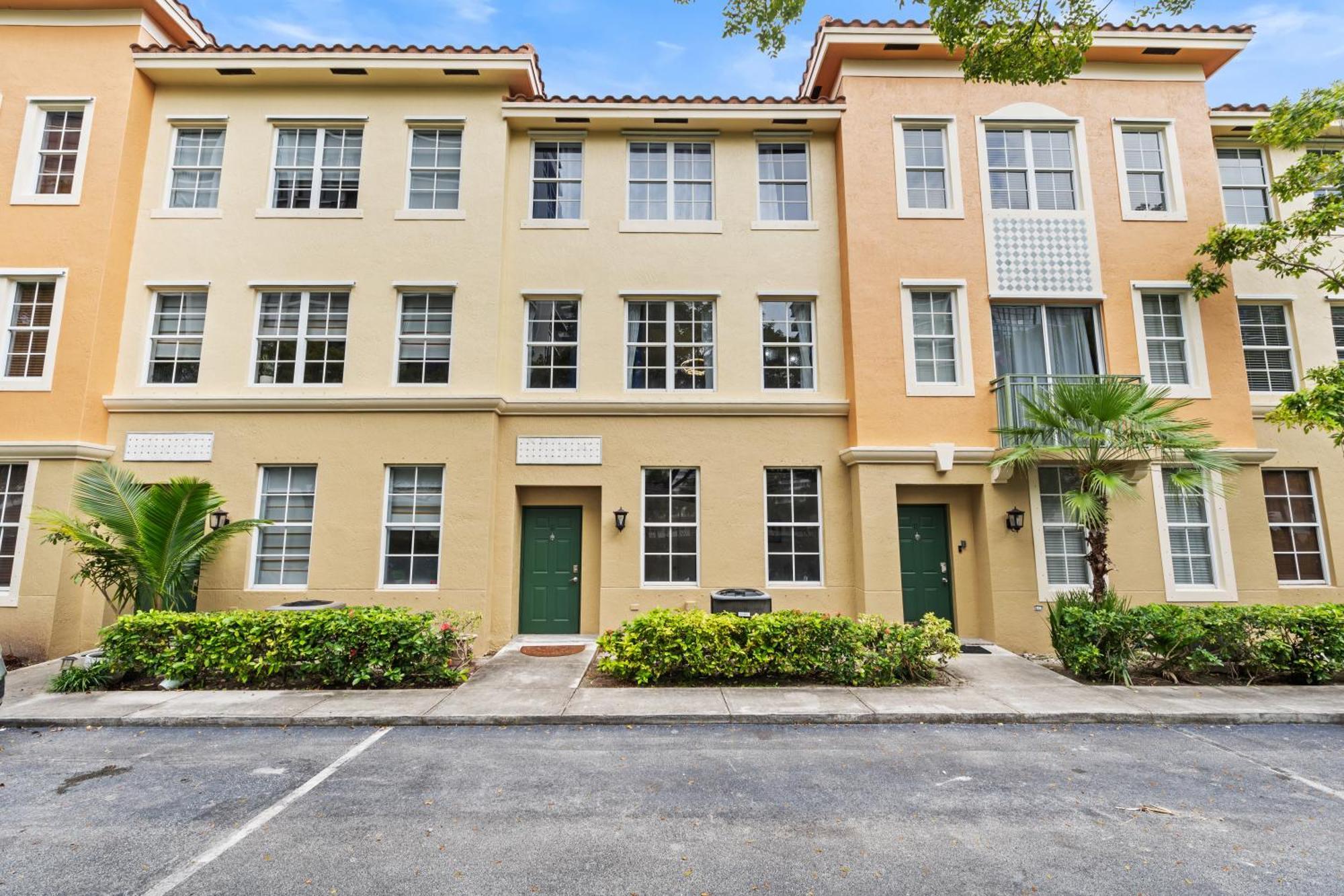 Bayside Townhome - Private Access, Pool And Hot Tub, Free Parking *