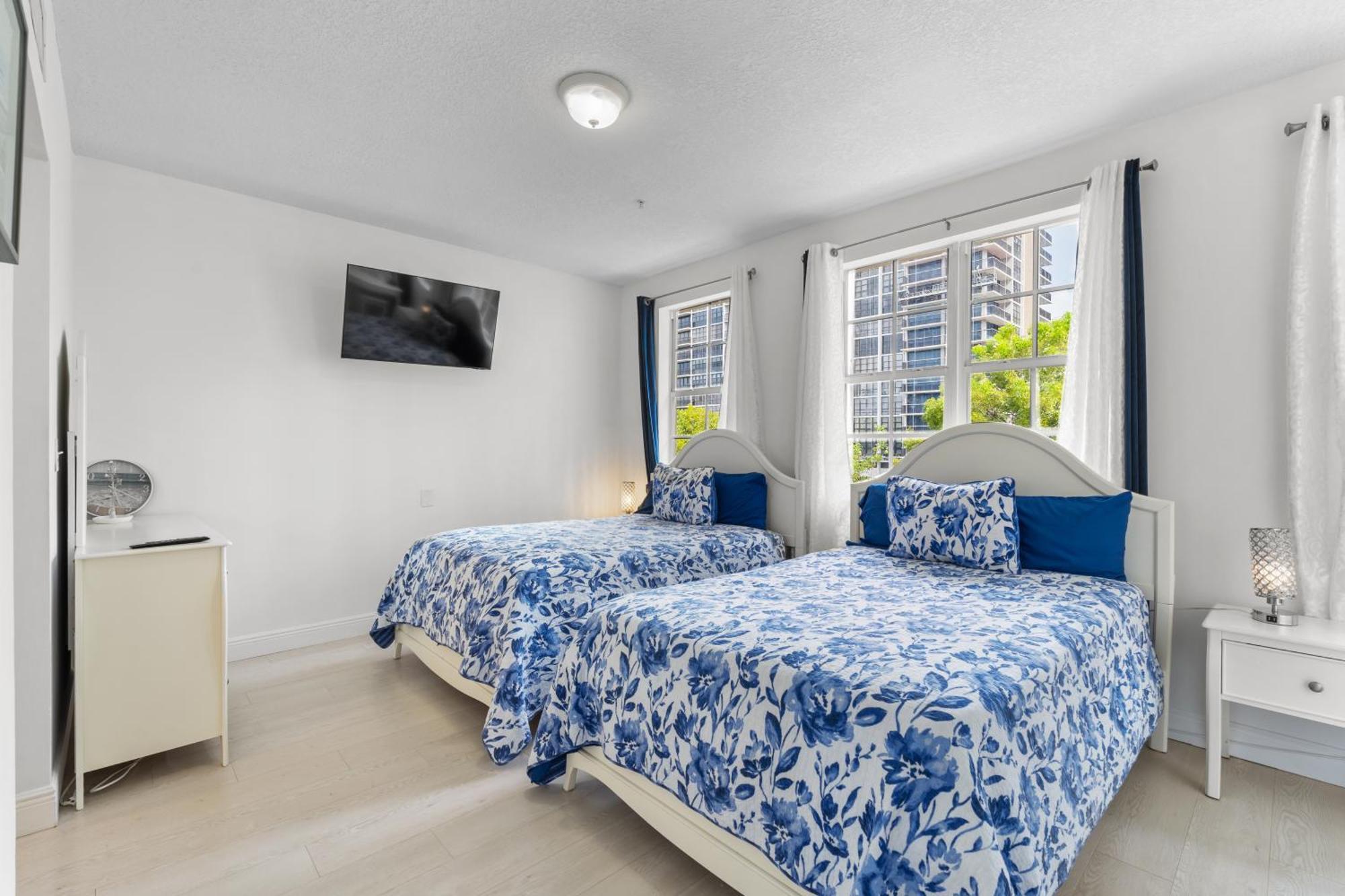 Bayside Townhome - Private Access, Pool And Hot Tub, Free Parking * Hallandale Beach