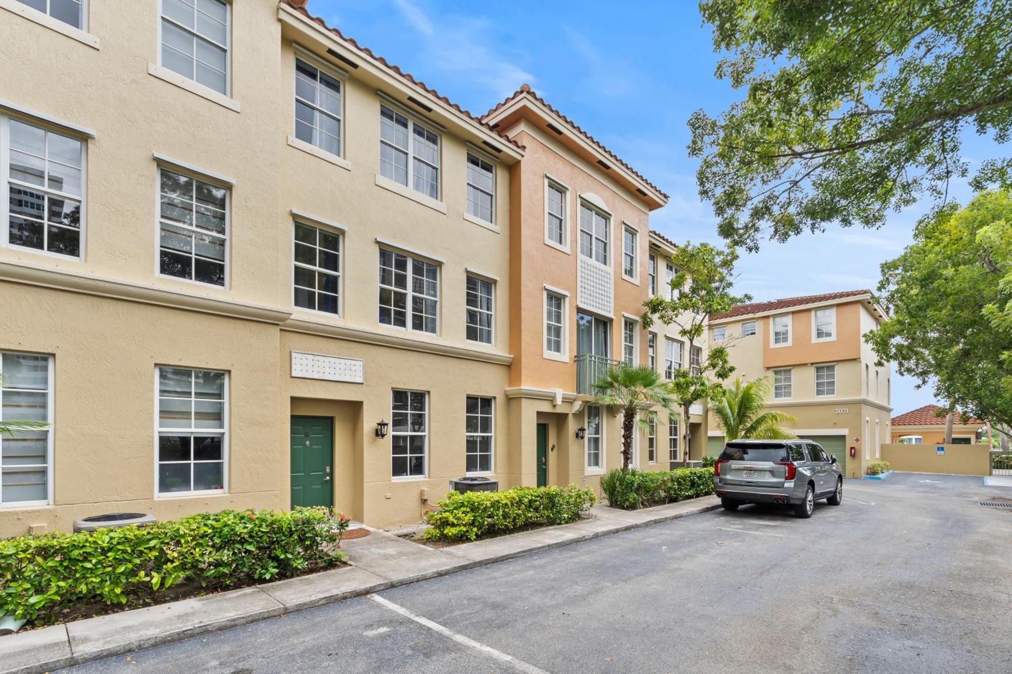 Bayside Townhome - Private Access, Pool And Hot Tub, Free Parking