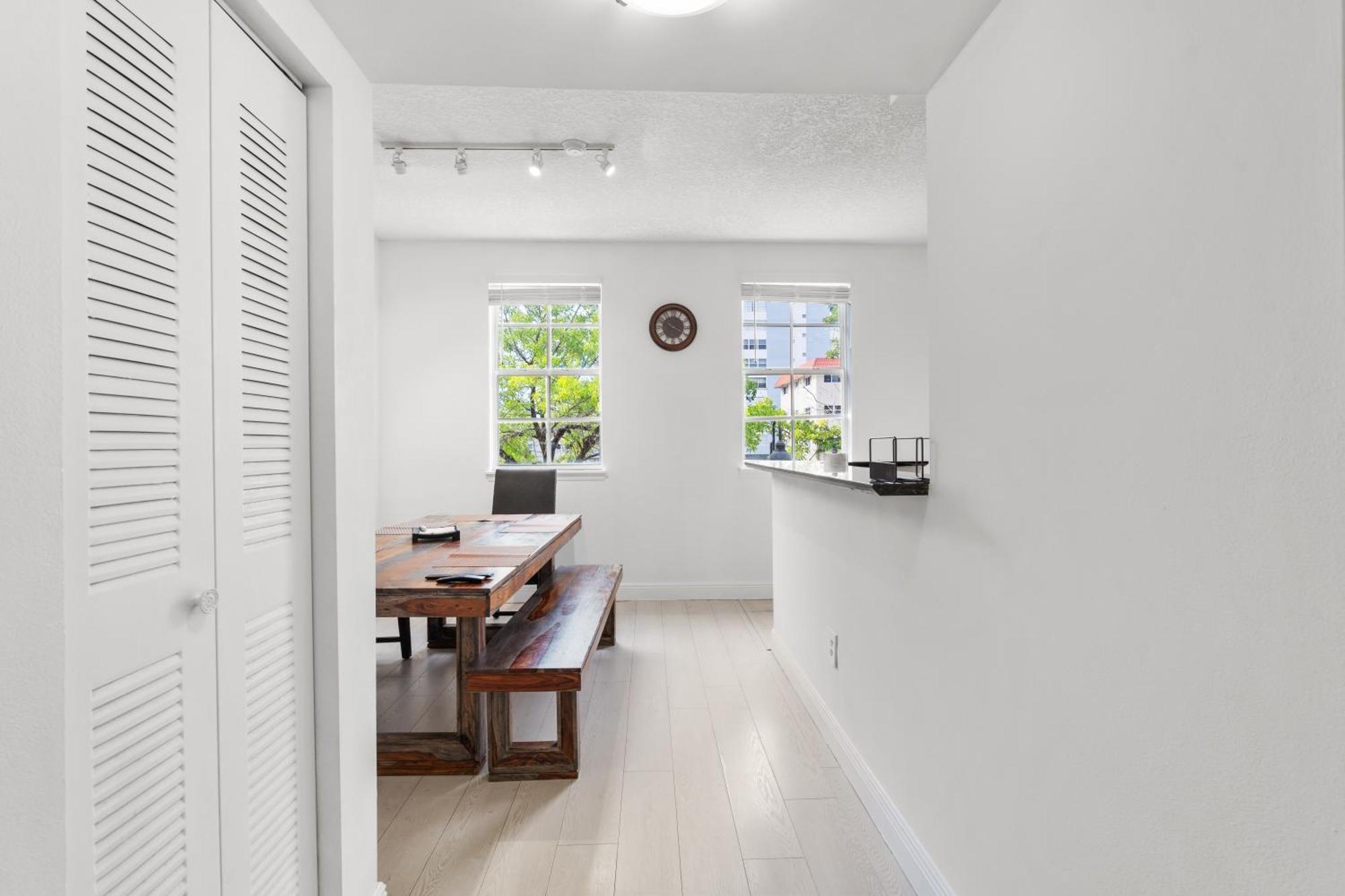 Bayside Townhome - Private Access, Pool And Hot Tub, Free Parking * Hallandale Beach