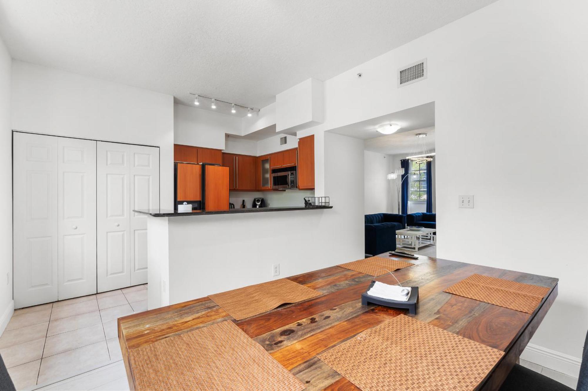 Bayside Townhome - Private Access, Pool And Hot Tub, Free Parking * Hallandale Beach