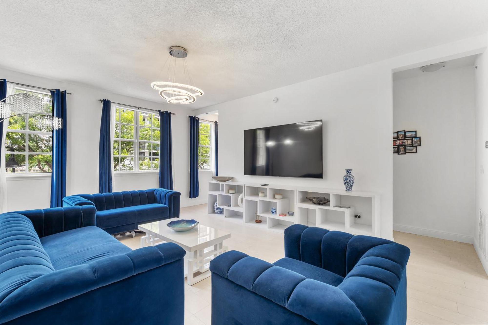 Bayside Townhome - Private Access, Pool And Hot Tub, Free Parking * Hallandale Beach