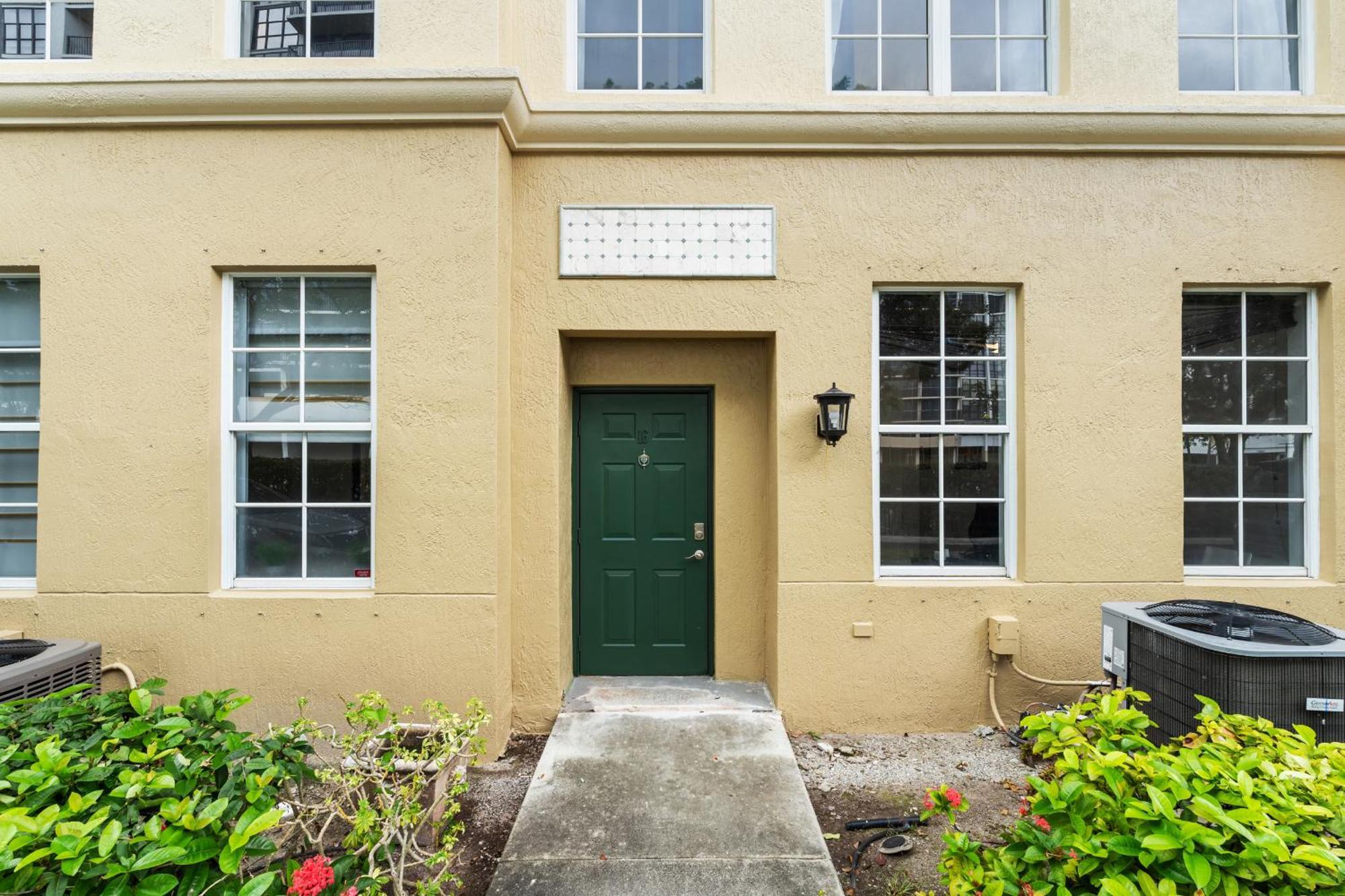 Bayside Townhome - Private Access, Pool And Hot Tub, Free Parking