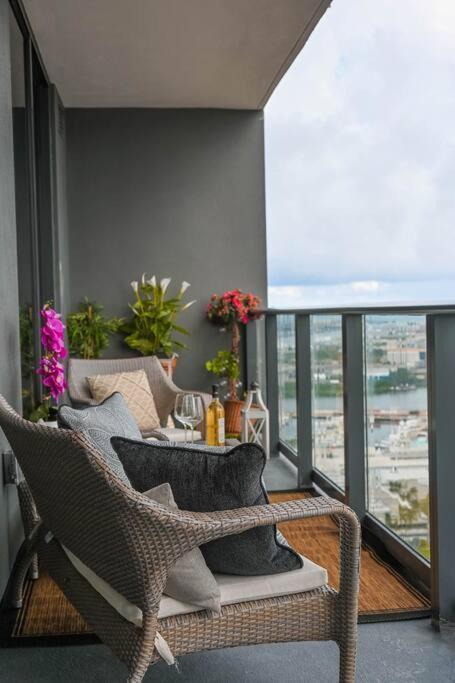 Apartment Magic Amazing Balcony Ocean & City, View Pool,spa Resort,heart Of Downtown,wow! Miami