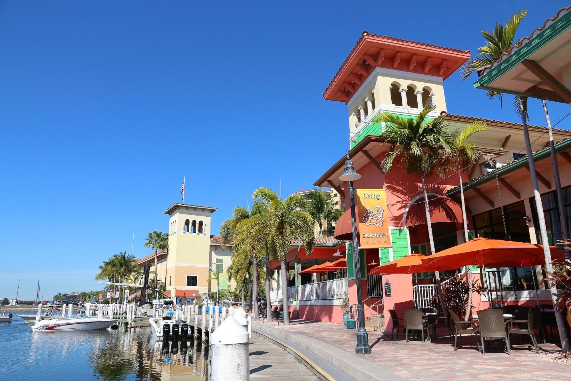 Charming Waterfront Vacation With Fabulous Views And Easy Access To The Caloosahatchee River *