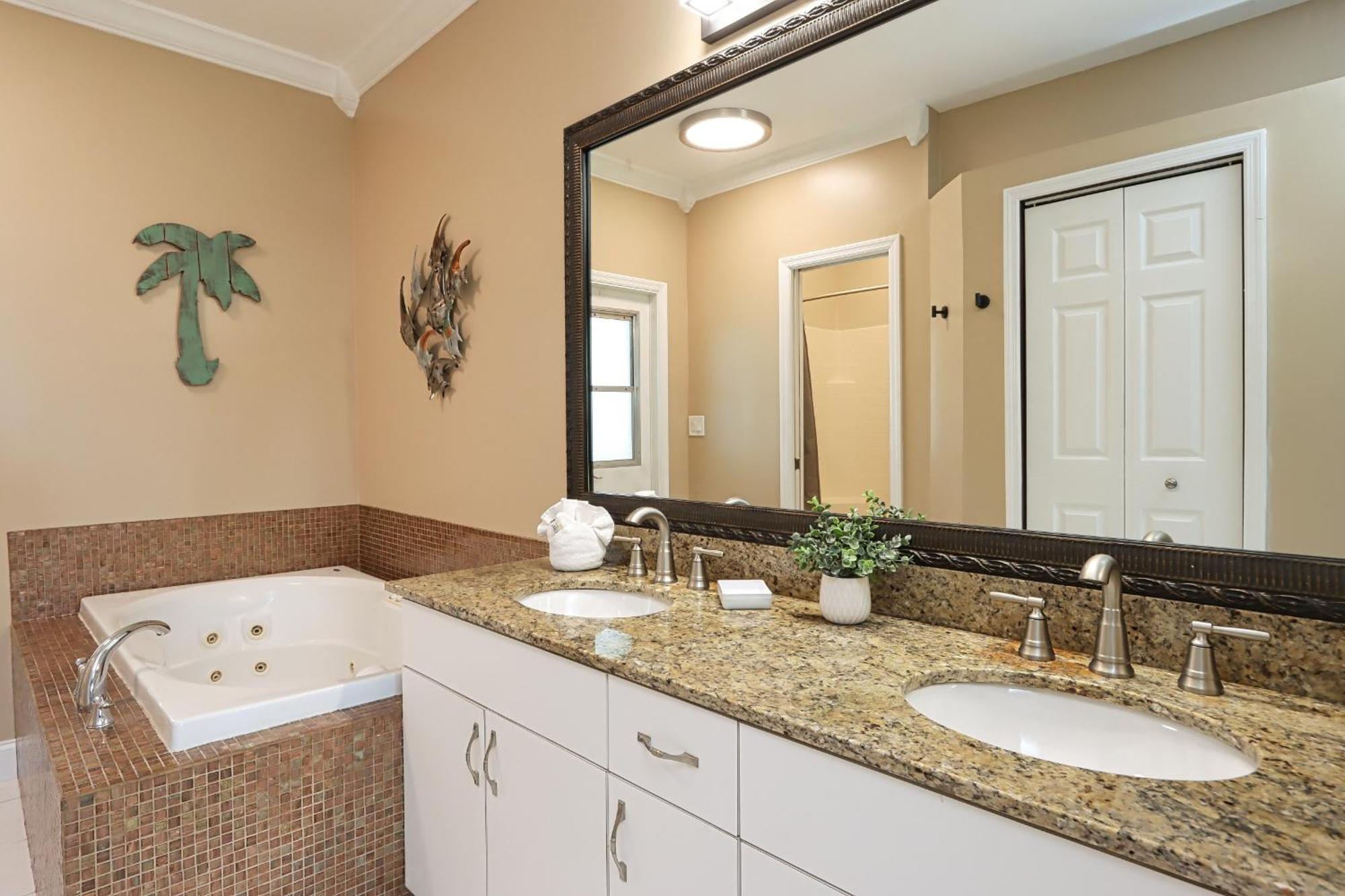 Charming Waterfront Vacation With Fabulous Views And Easy Access To The Caloosahatchee River *