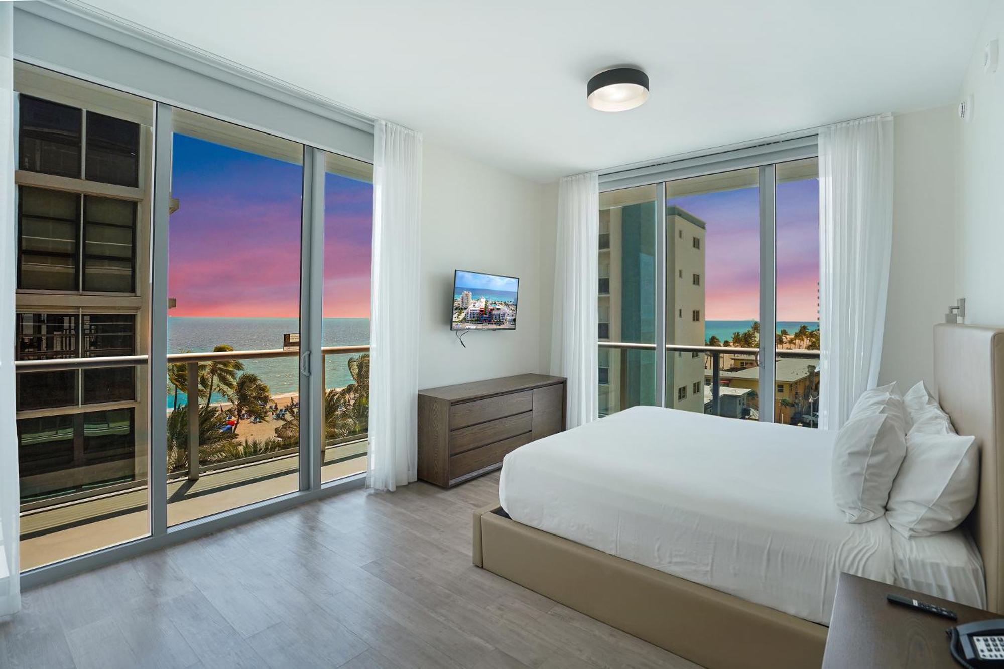 Ch Luxury & On The Apartment Hollywood
