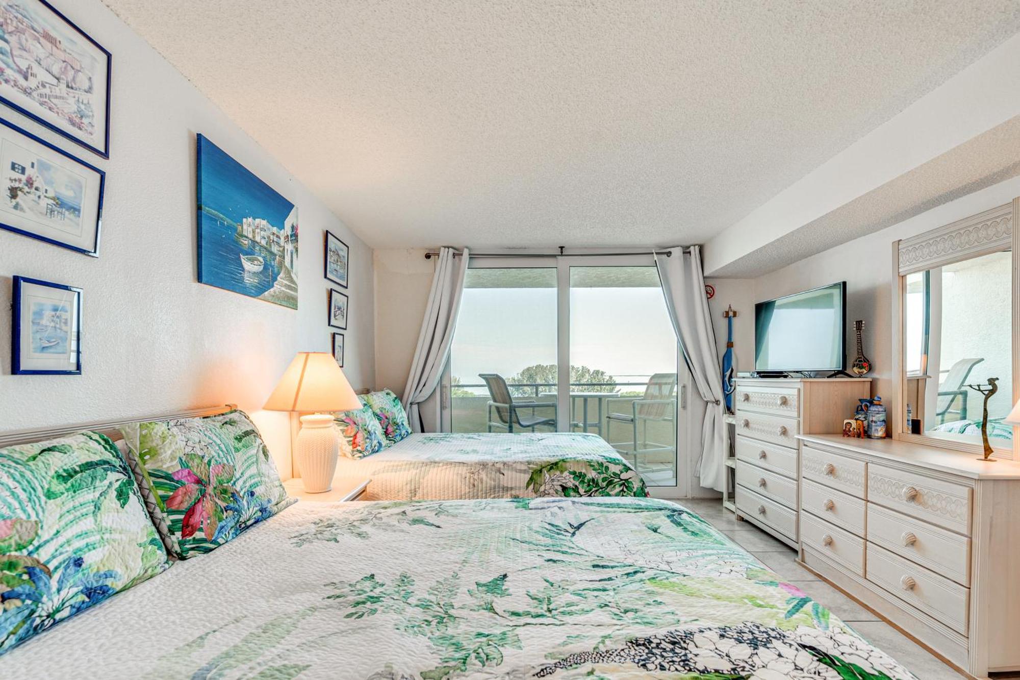 Gulf Coast Escape With Balcony And Amenities!