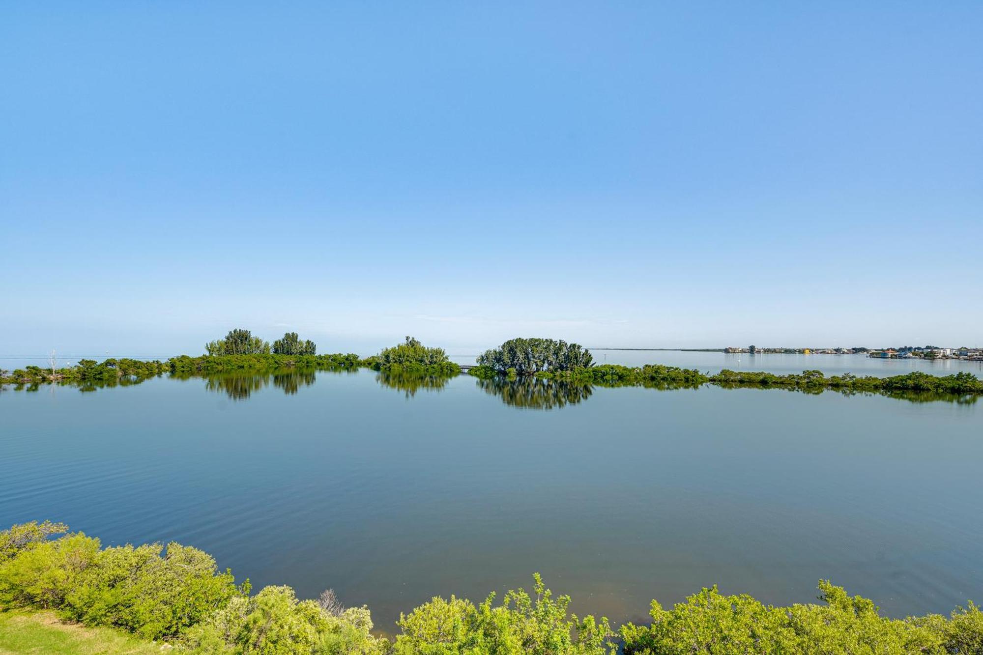Apartment Gulf Coast Escape With Balcony And Amenities!