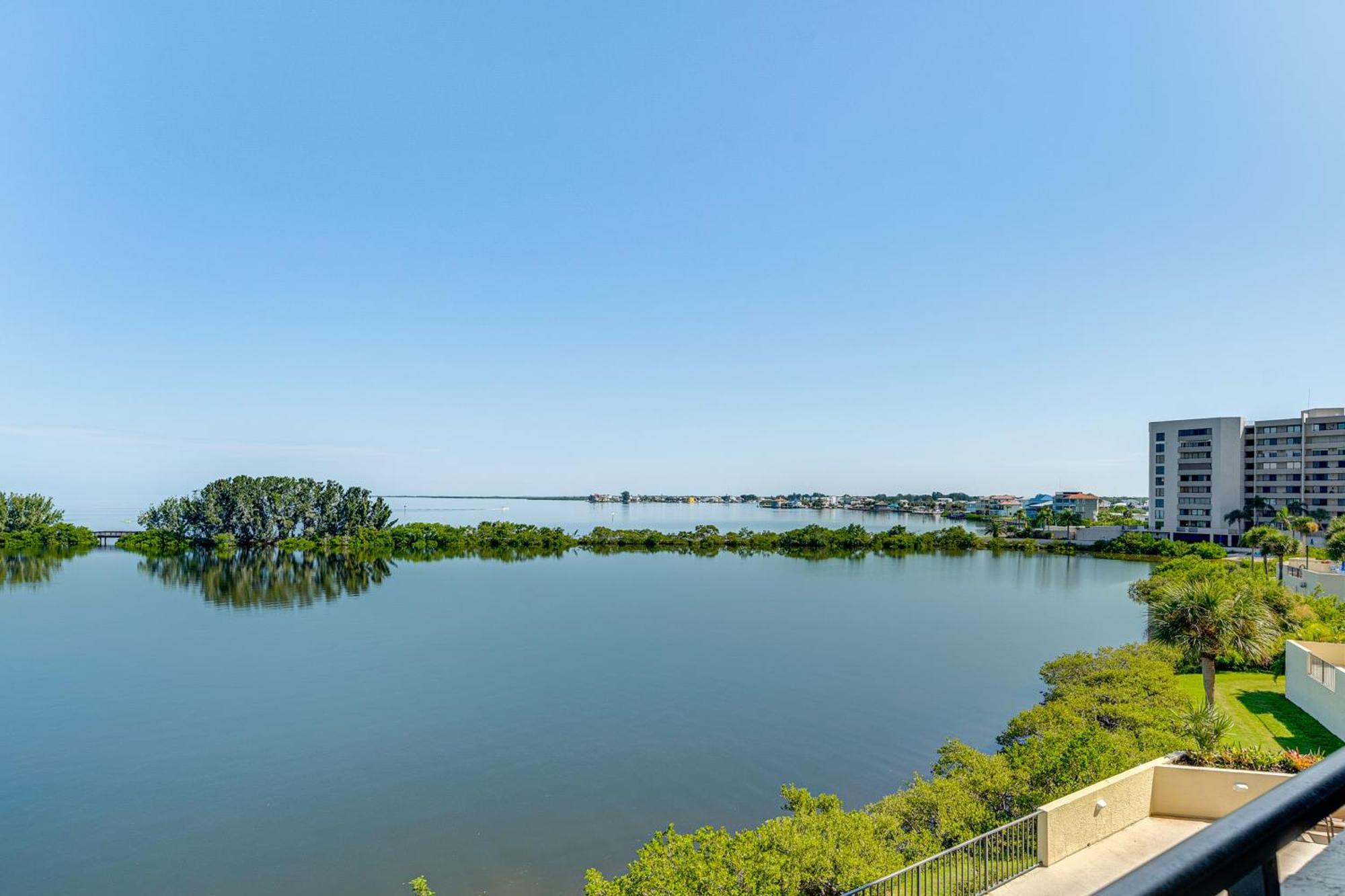 Gulf Coast Escape With Balcony And Amenities! Apartment Hudson
