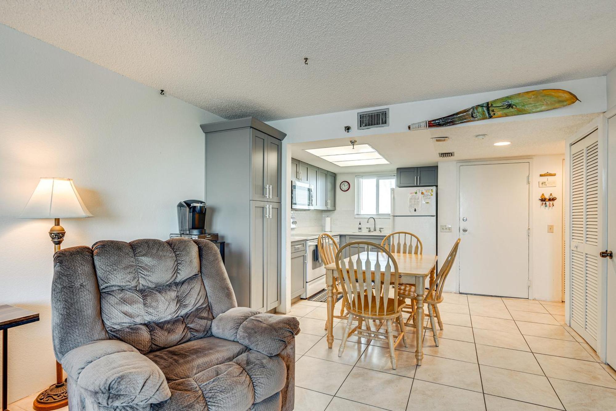 Gulf Coast Escape With Balcony And Amenities! *