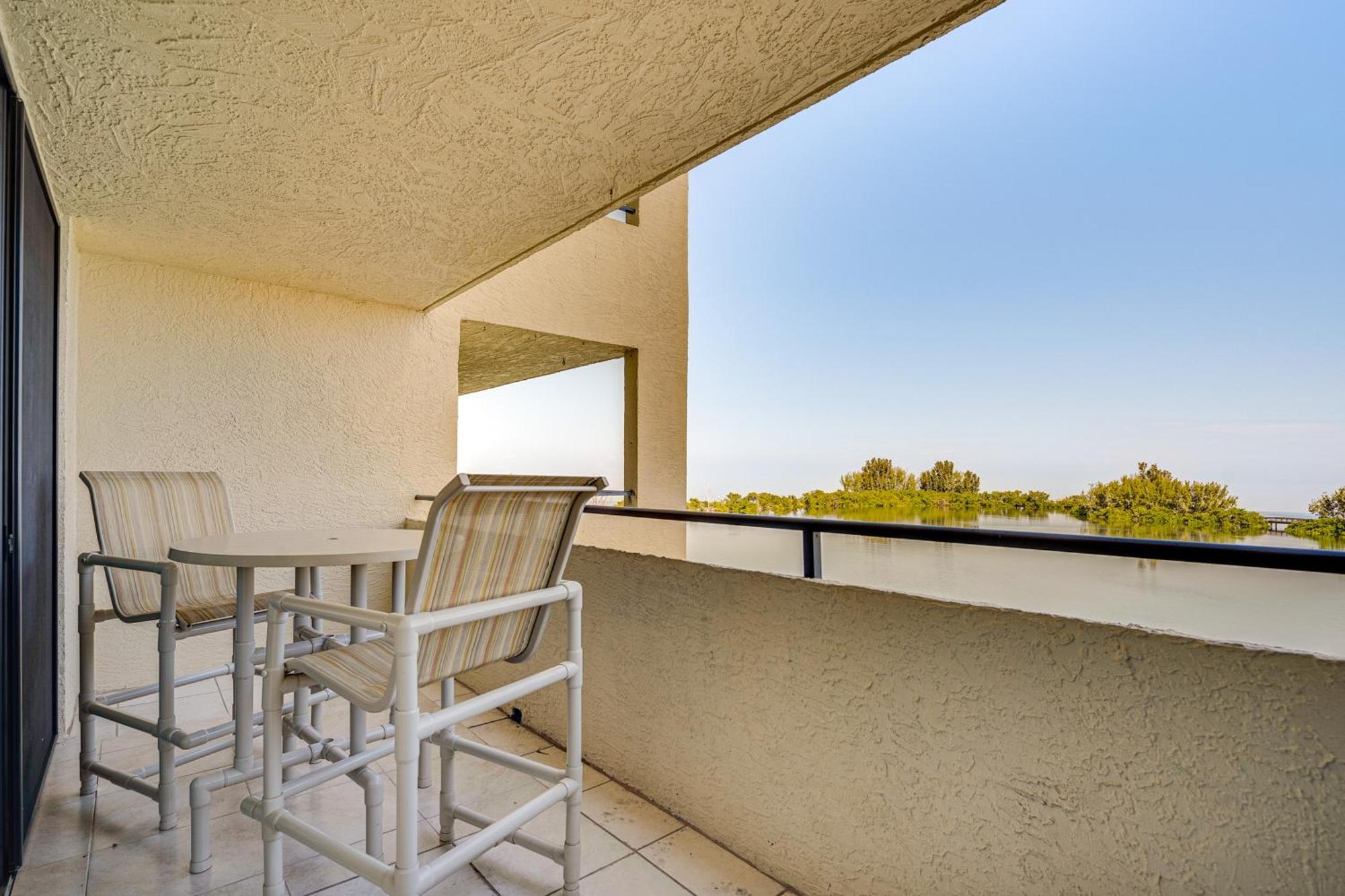 Gulf Coast Escape With Balcony And Amenities! Hudson