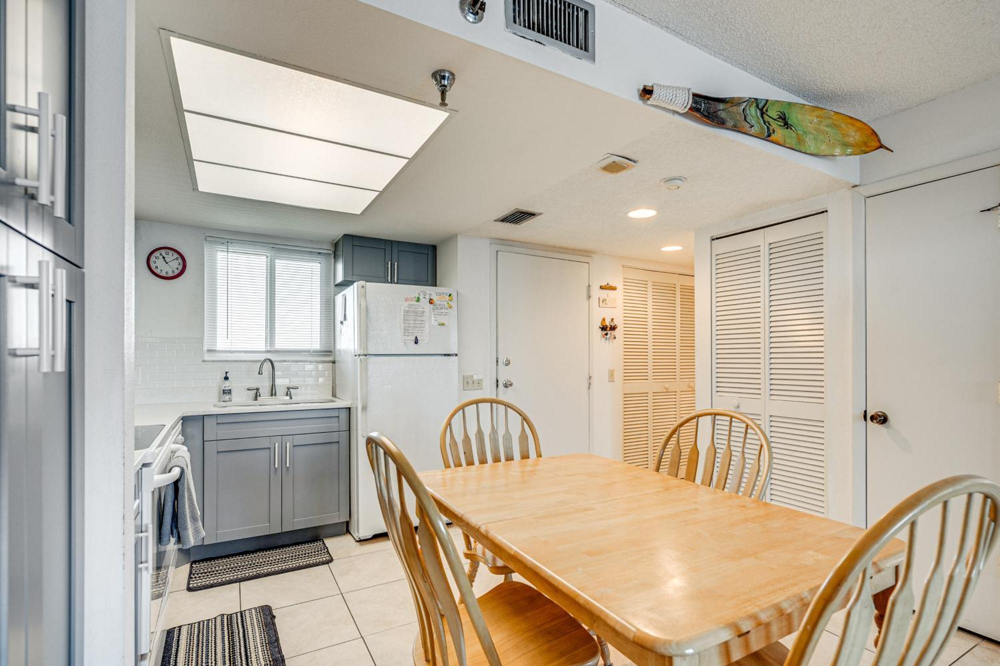 Gulf Coast Escape With Balcony And Amenities! * Hudson