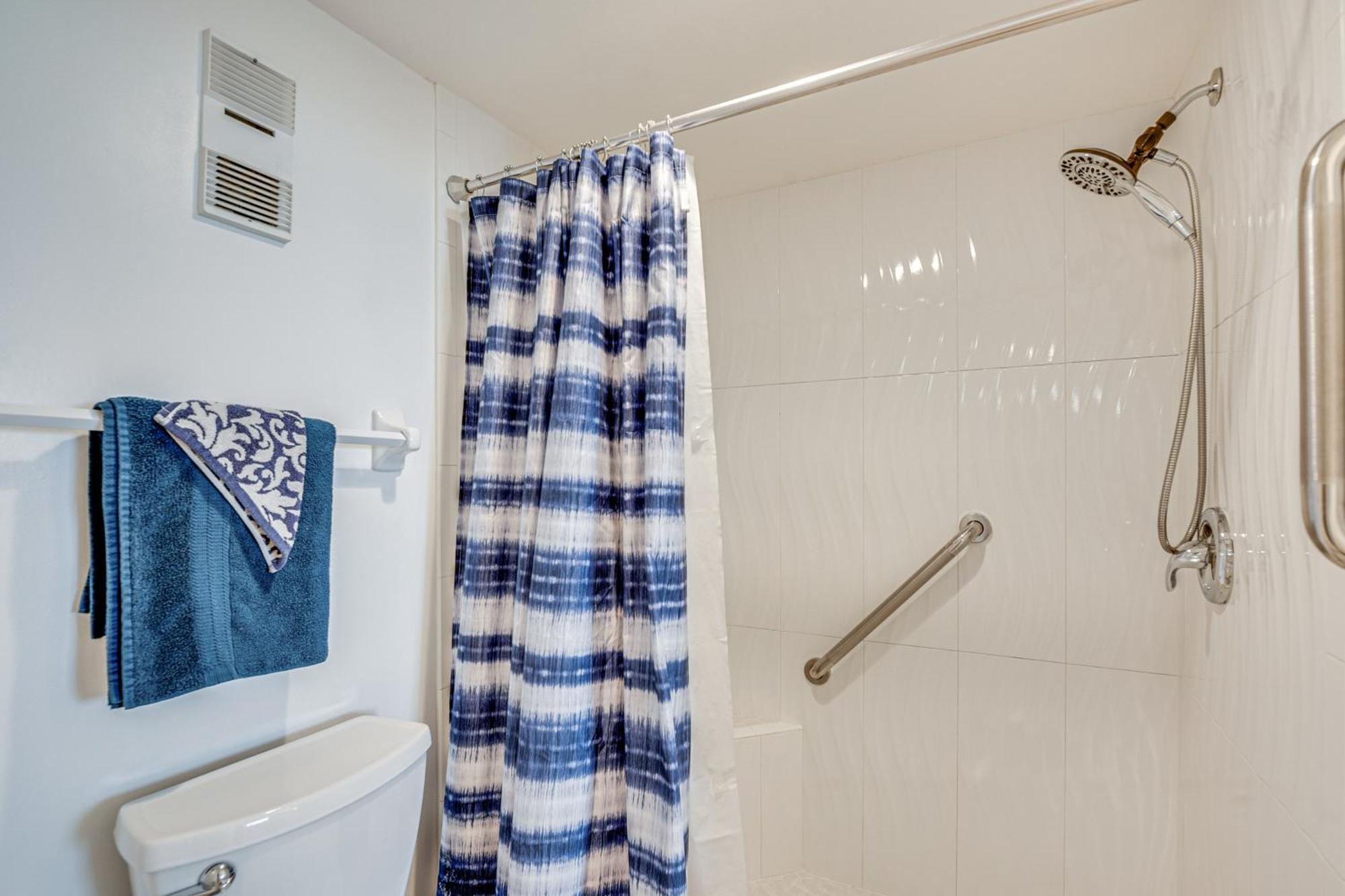 Gulf Coast Escape With Balcony And Amenities!