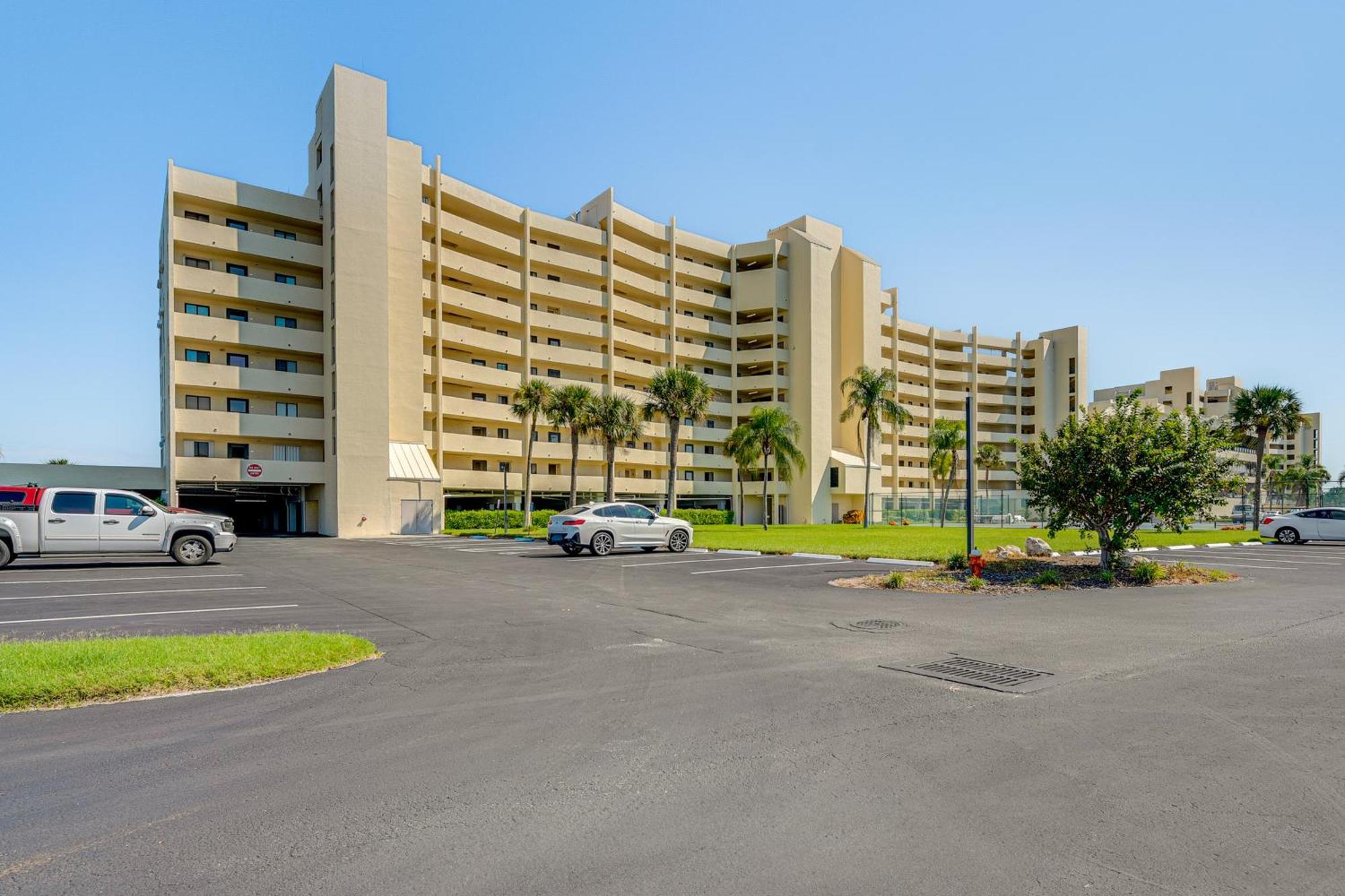 Gulf Coast Escape With Balcony And Amenities! Apartment