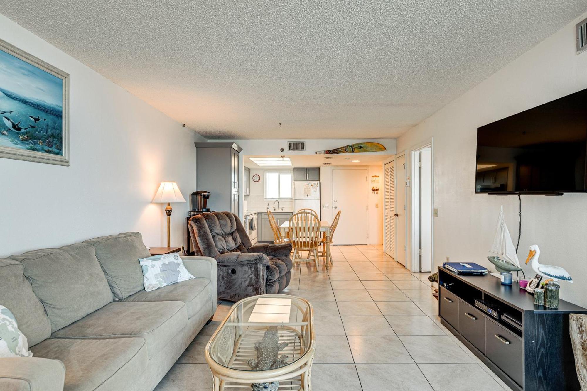 Gulf Coast Escape With Balcony And Amenities! Apartment *