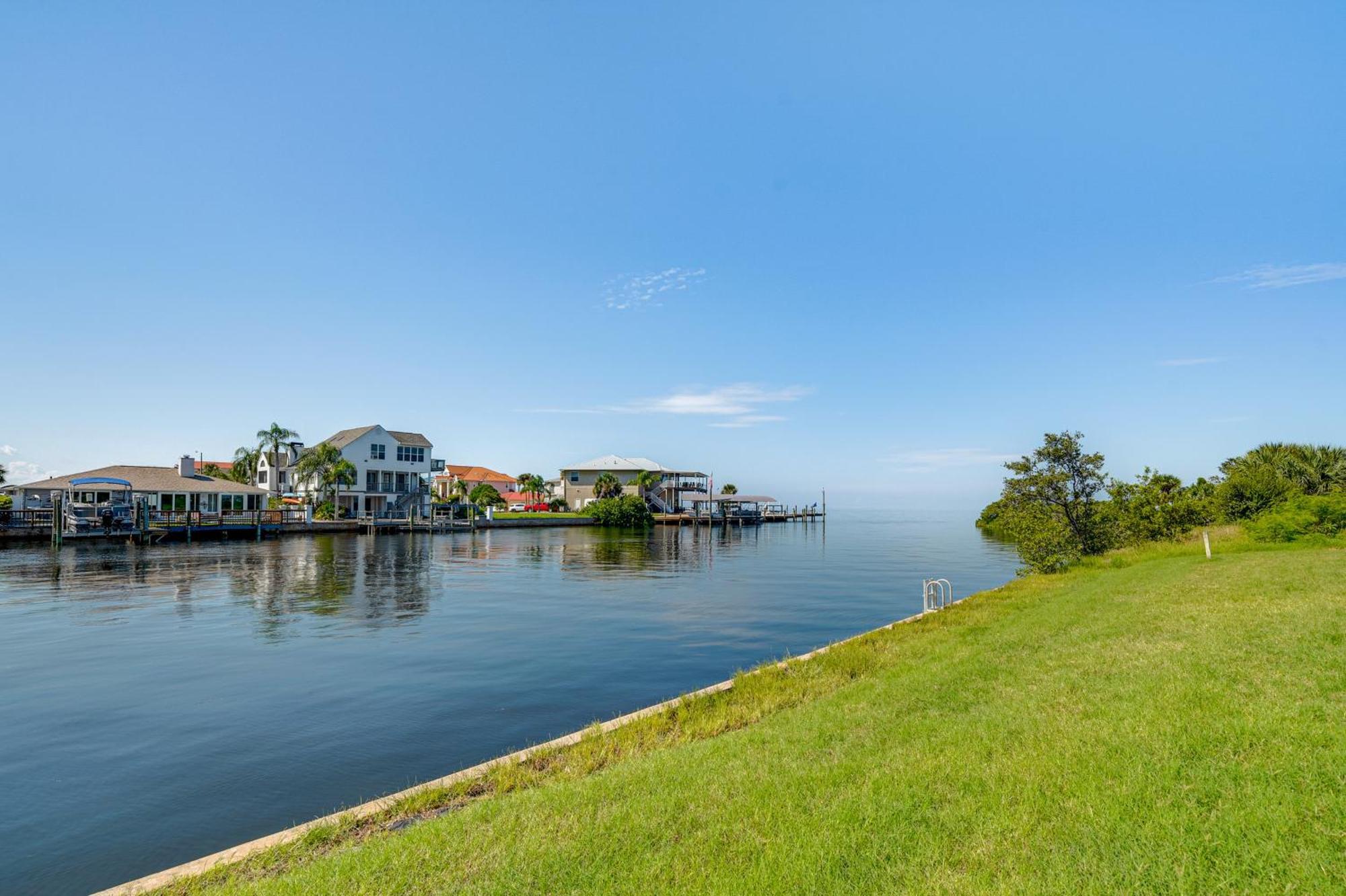 Gulf Coast Escape With Balcony And Amenities! Hudson