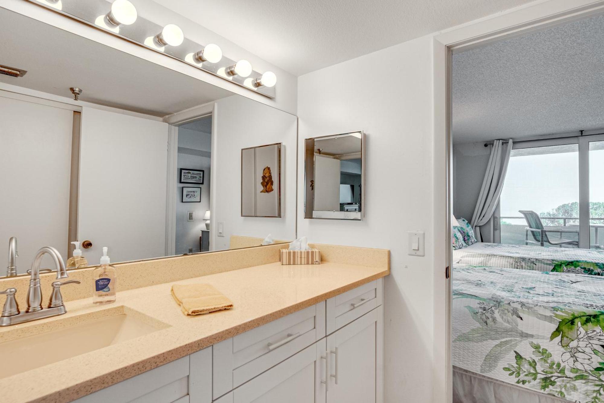 Gulf Coast Escape With Balcony And Amenities! * Hudson