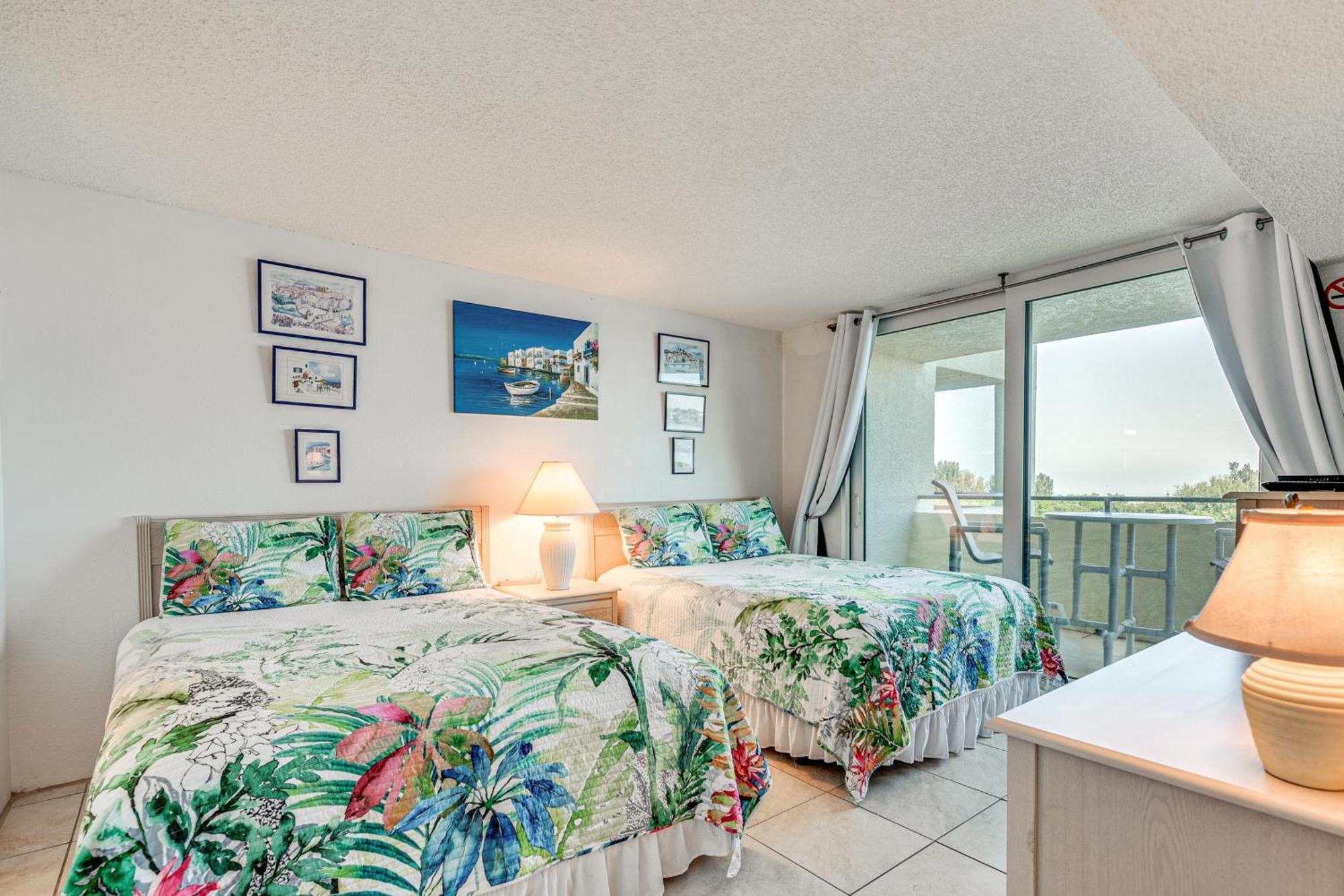Gulf Coast Escape With Balcony And Amenities!