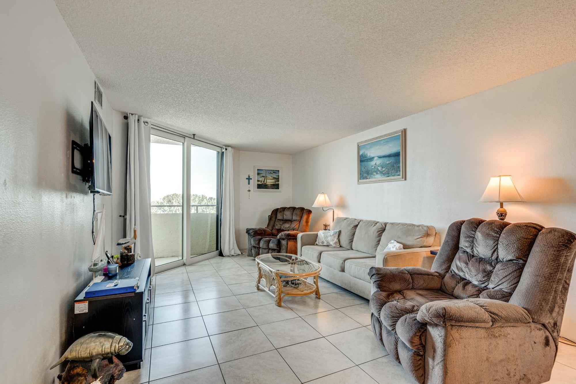 Gulf Coast Escape With Balcony And Amenities! Apartment