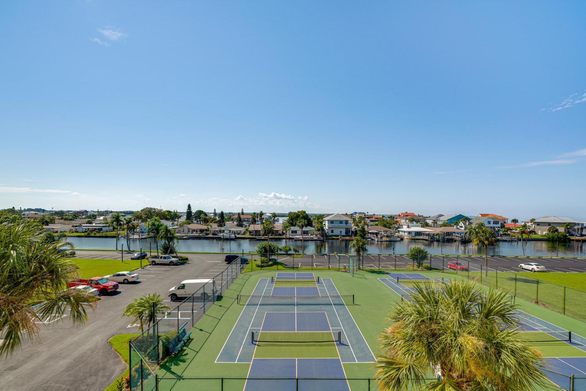 Apartment Gulf Coast Escape With Balcony And Amenities!