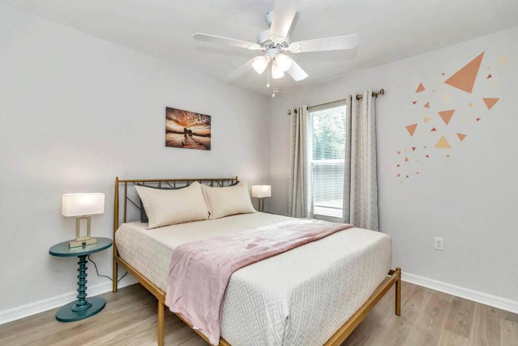 Bright & Colorful New 10 Min From Rainbow Springs Holiday home *