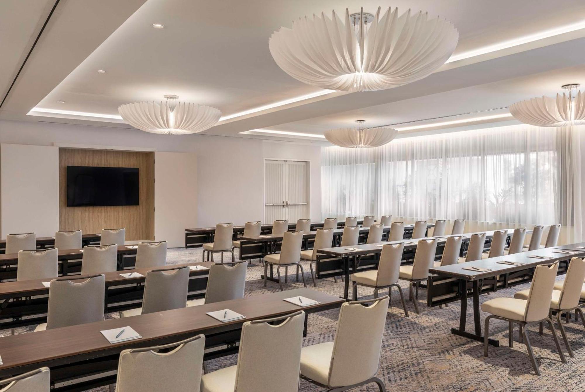 Resort The Singer Oceanfront Resort, Curio Collection By Hilton Riviera Beach