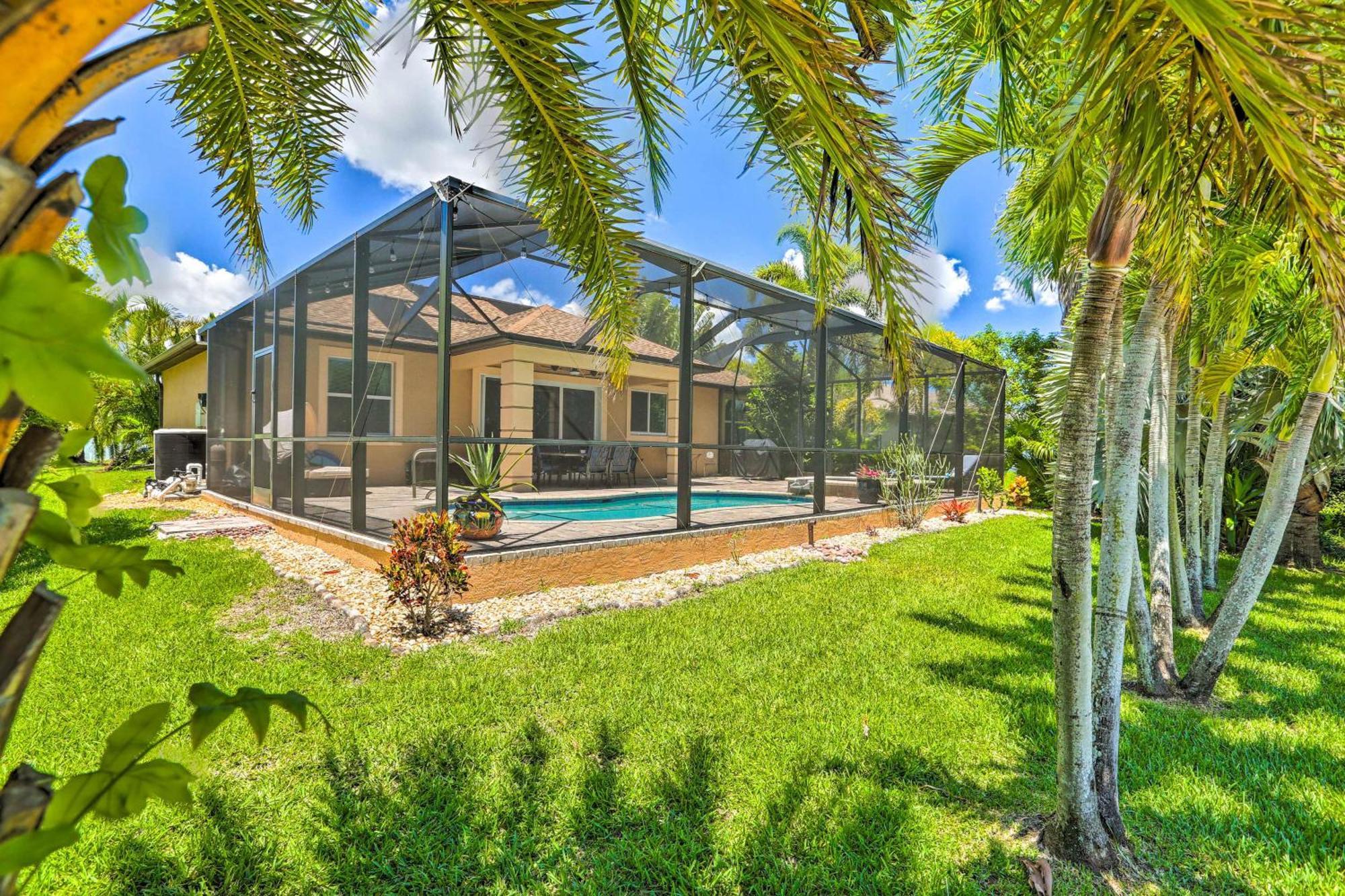 Tropical Retreat With Hot Tub And Pool!