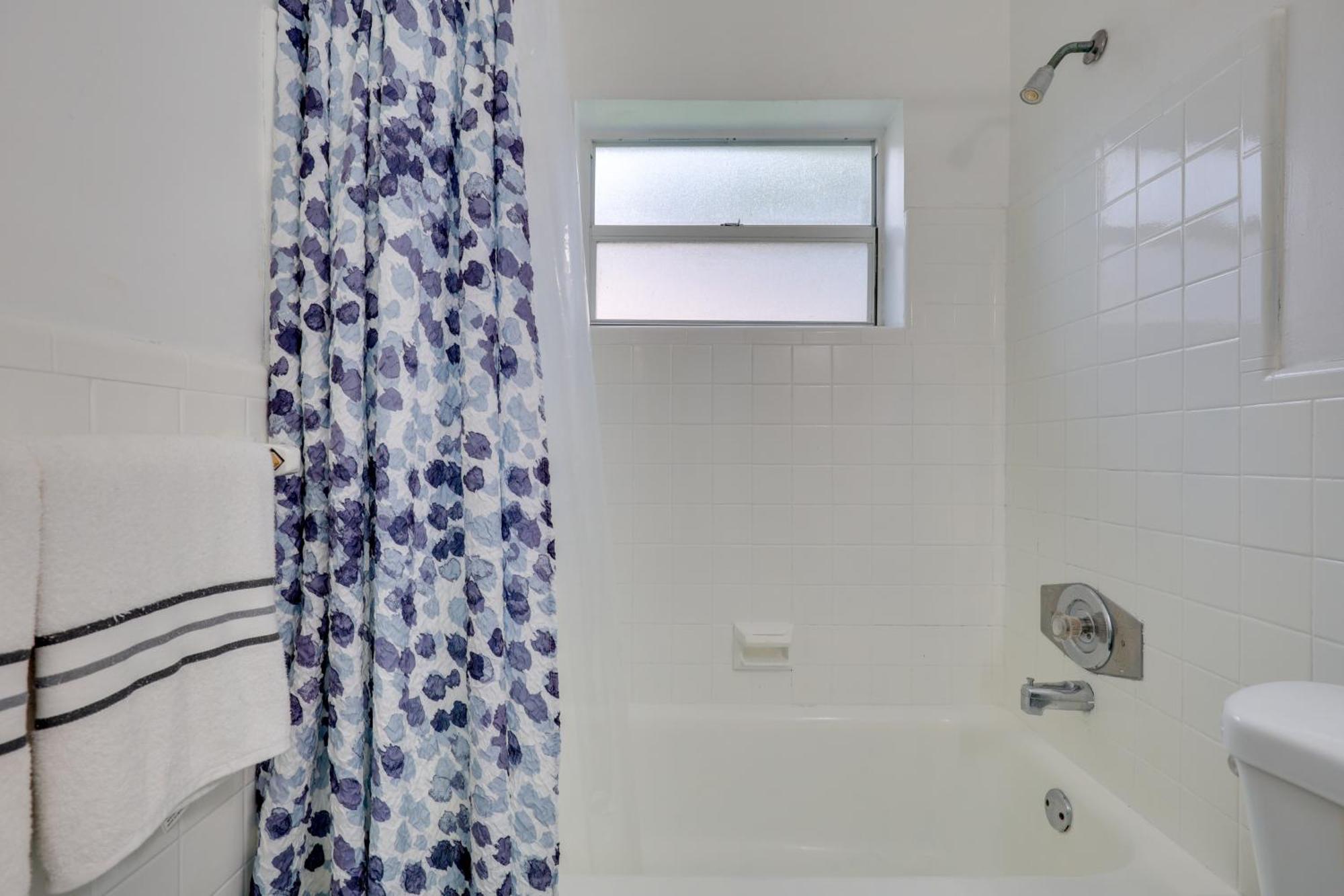 3 Mi To Quaint With Patio In Holiday home Hollywood