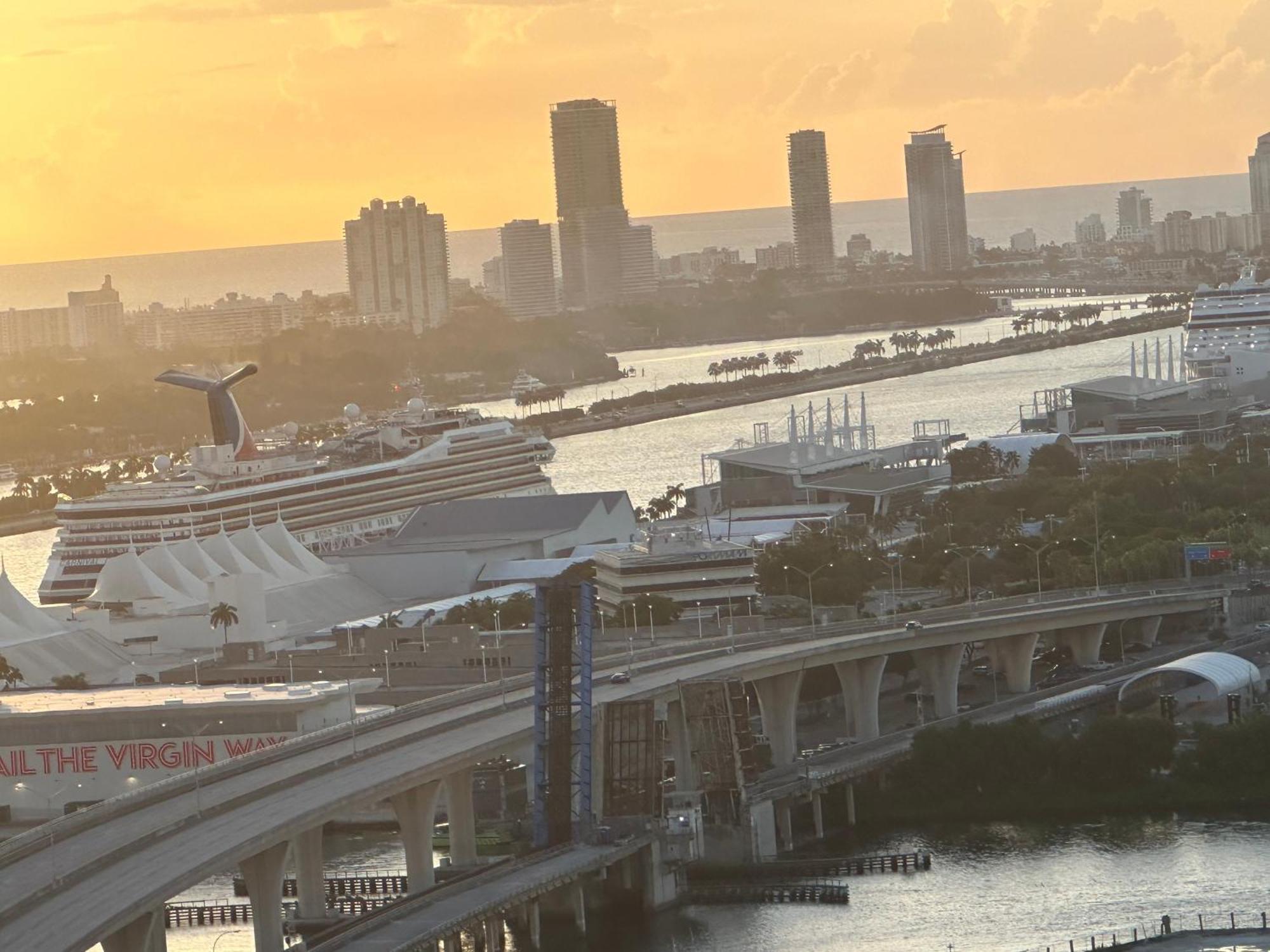 Magic Penthouse Balcony Ocean View, Pool Resort, Spa, Heart Of * Miami