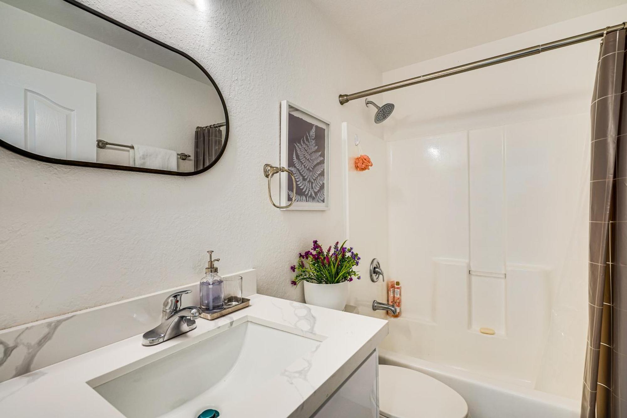 Outdoor Oasis, 8 Mi To Chic Holiday home *