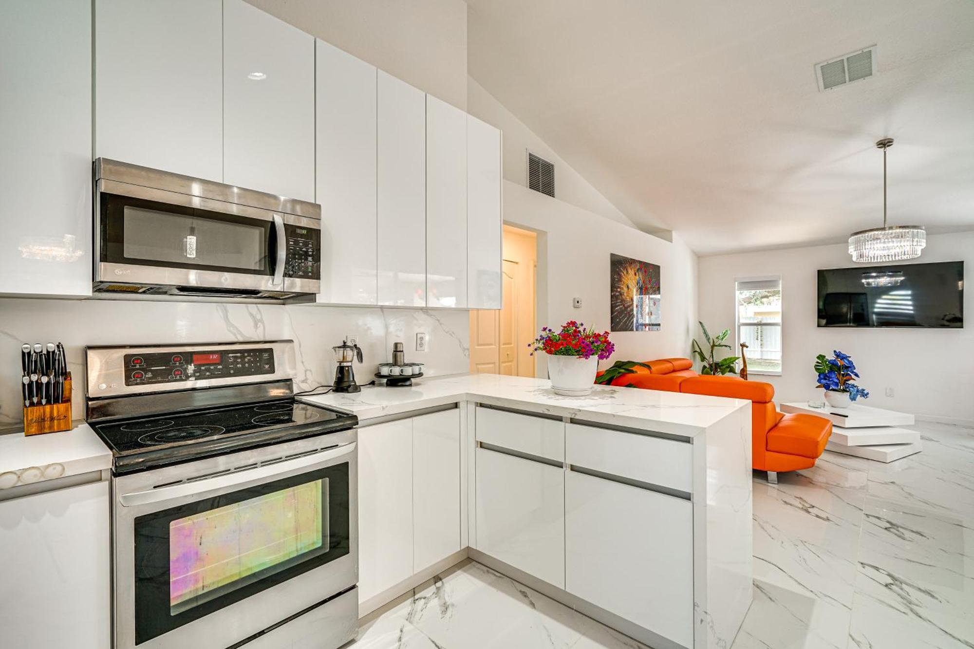 Outdoor Oasis, 8 Mi To Chic Holiday home