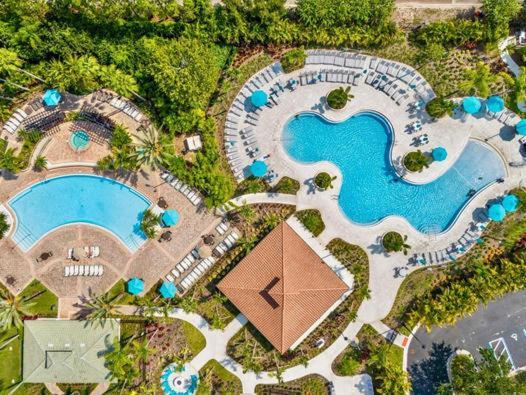 Fantastic Vista Cay: Luxury Poolside Near Theme Parks & Convention Center Holiday home