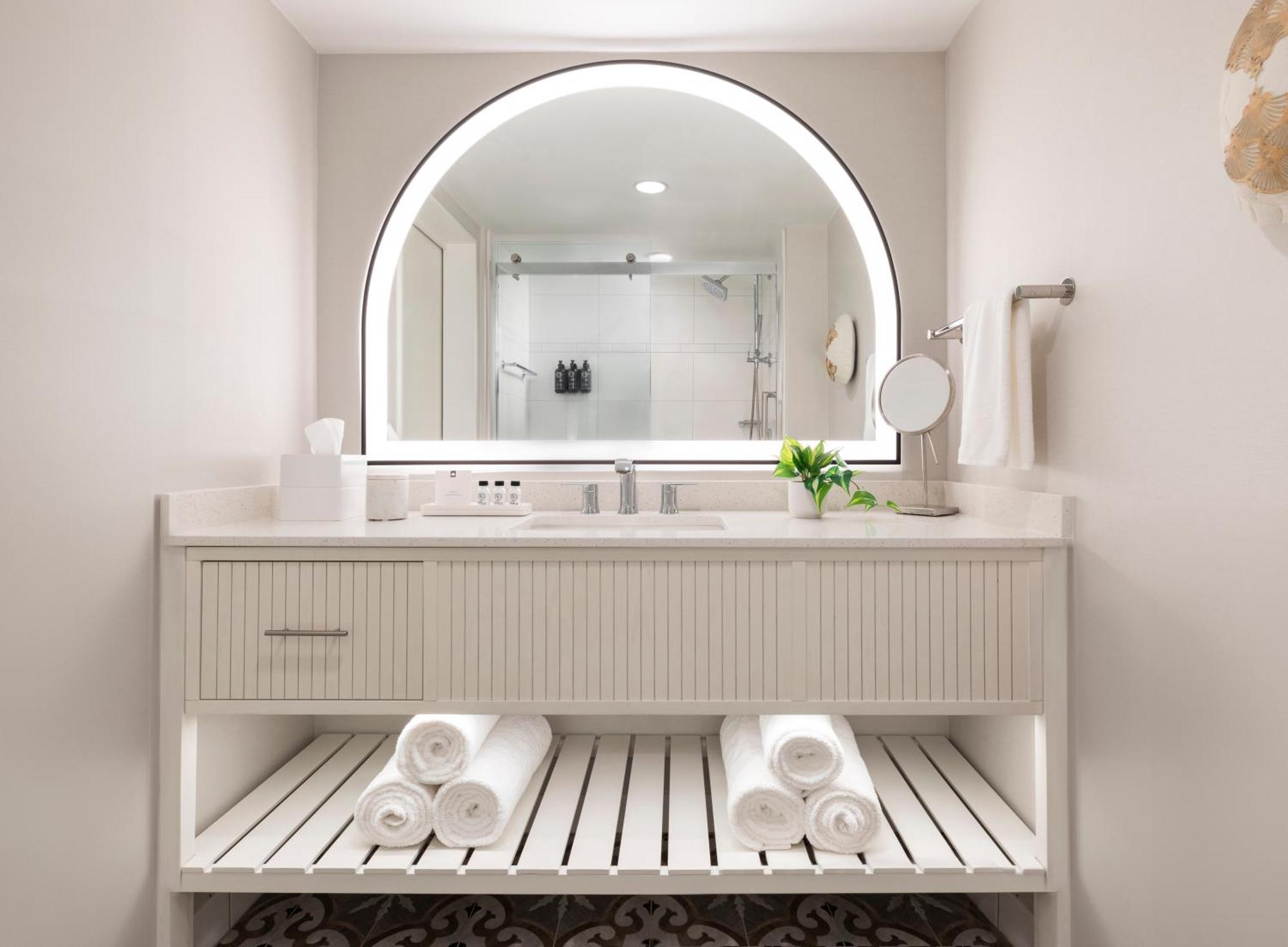 Resort The Singer Oceanfront Resort, Curio Collection By Hilton Riviera Beach